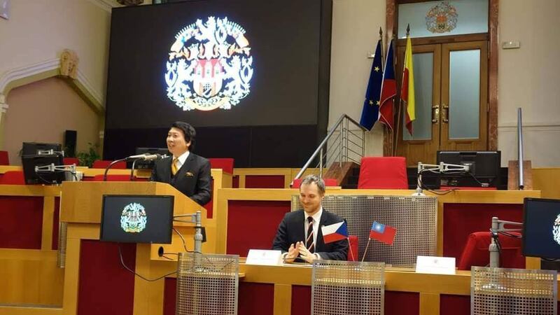 2019年3月8日,时任台湾驻捷克代表汪忠一,与布拉格市长贺瑞普,在布拉格出席台湾建筑师谢英俊建筑展开展。(汪忠一提供)