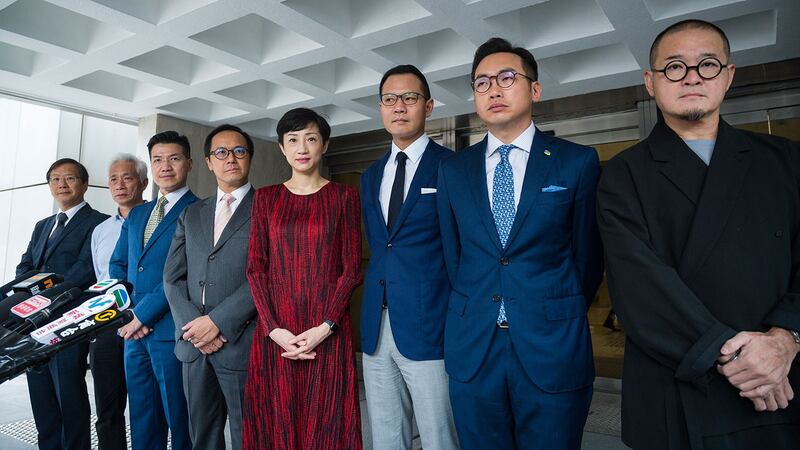 2019年10月31日,民主派立法会议员在香港高等法院外。(法新社)