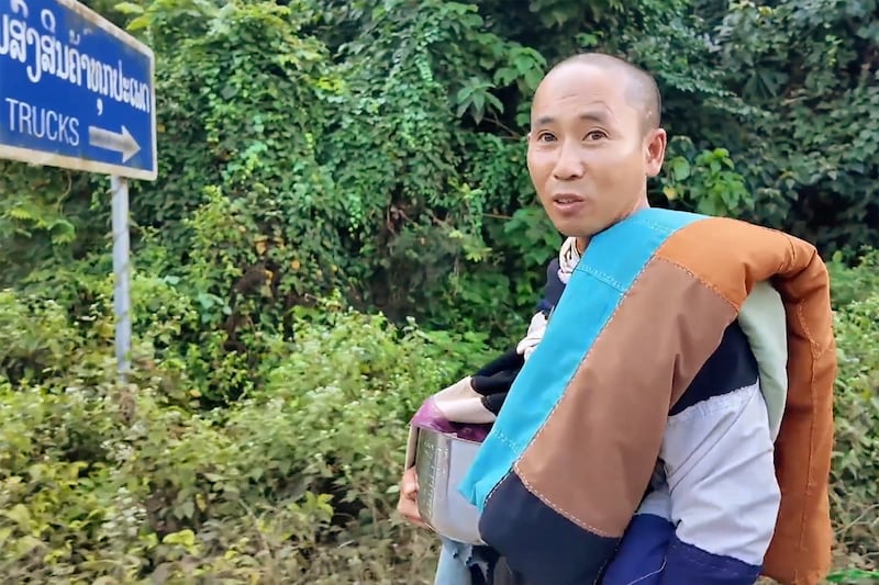 Vietnamese monk Thich Minh Tue enters Laos on his pilgrimage to India.