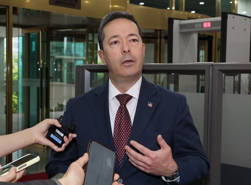 이재명 정부 출범 이후 처음으로 방한한 미국 고위 외교 당국자인 션 오닐 동아태국 고위관리가 13일 서울 종로구 외교부 청사로 들어서며 취재진의 질문에 답하고 있다. 2025.6.13