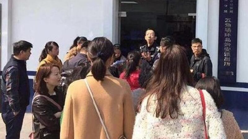 众多学生家长到上海五角场派出所报案(Public Domain)