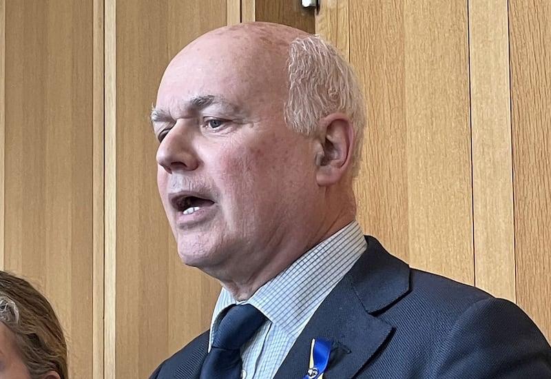 英国执政保守党前党魁、下议员史密斯(Iain Duncan Smith)向黎智英父子表达支持。 (吕熙摄)。