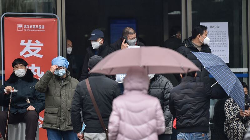 2020年1月24日,市民戴着口罩在武汉第五医院。(法新社)