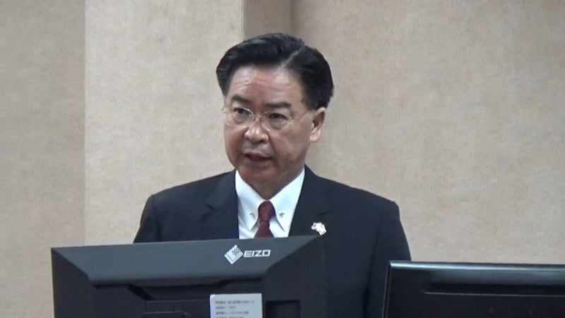 在台湾的外交部长吴钊燮证实,外交部将会遵照上级指示禁用华为手机(资料照)