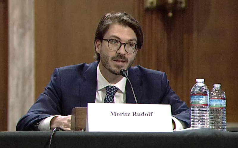 美国耶鲁大学研究员莫里兹·鲁道夫(Moritz Rudolf)在会上指出,中国缺乏司法独立。(听证会视频截图/USCC)