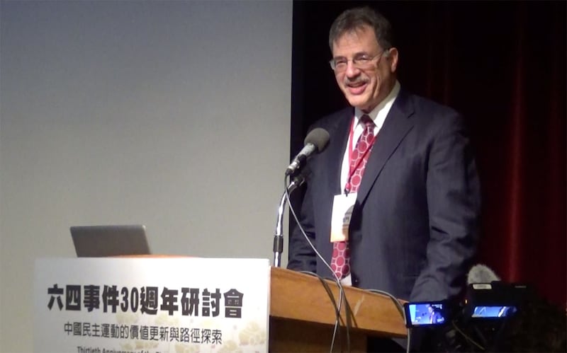 美国学者戴雅门在台湾参加六四三十周年研讨会进行演讲。(记者夏小华摄)