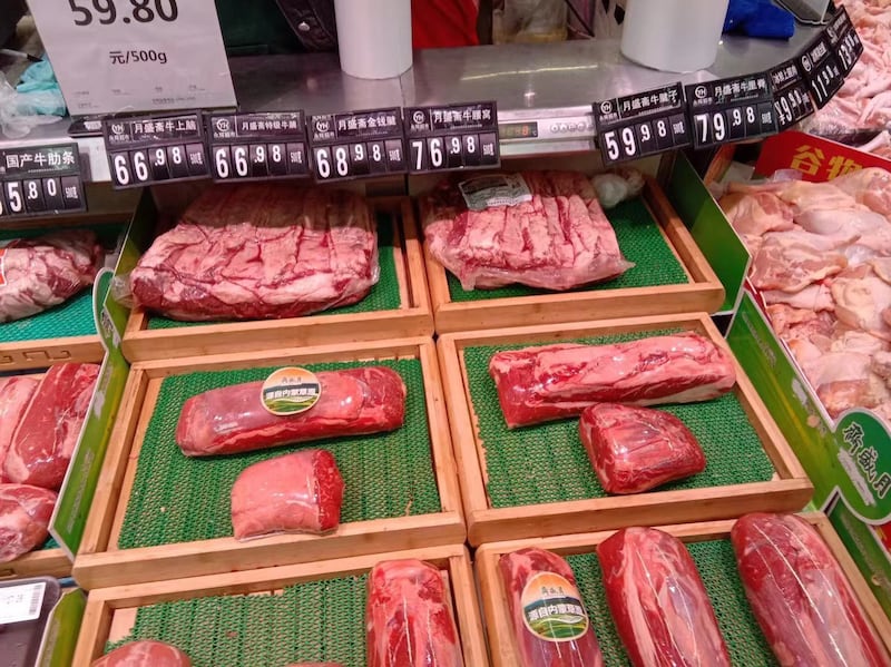 本月上旬,北京一超市肉价行情。(网民提供/记者乔龙)