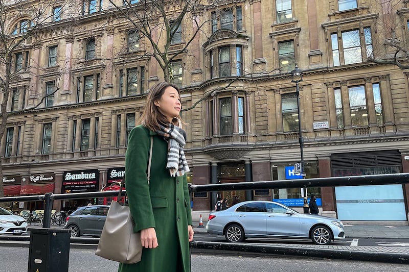 流亡港人邝颂晴2022年中开始任职于对华政策跨国议会联盟(IPAC),从事国际游说工作,为香港发声。图为邝颂晴在IPAC的伦敦办公室对面街头。(摄影/洪雅芳)