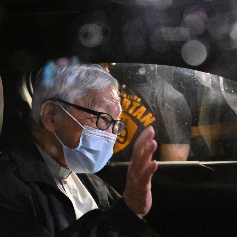 陈日君枢机主教获得保释离开被羁押地点。(Galileo Cheng/HK Frontline Media)