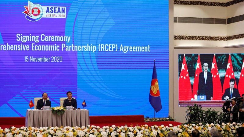 亚太15国15日在东盟峰会完成签署“区域全面经济伙伴关系协定(RCEP)”。(路透社)