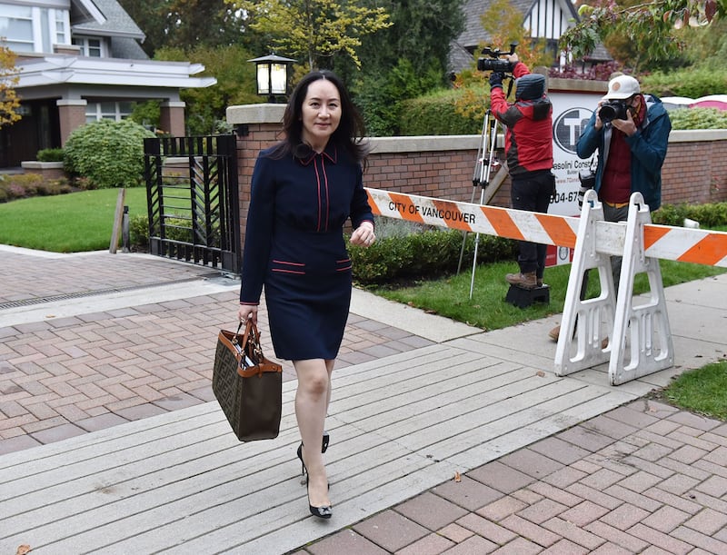 2020年10月27日,孟晚舟离开温哥华家,加拿大不列颠哥伦比亚省高等法院再次出庭。(AFP)