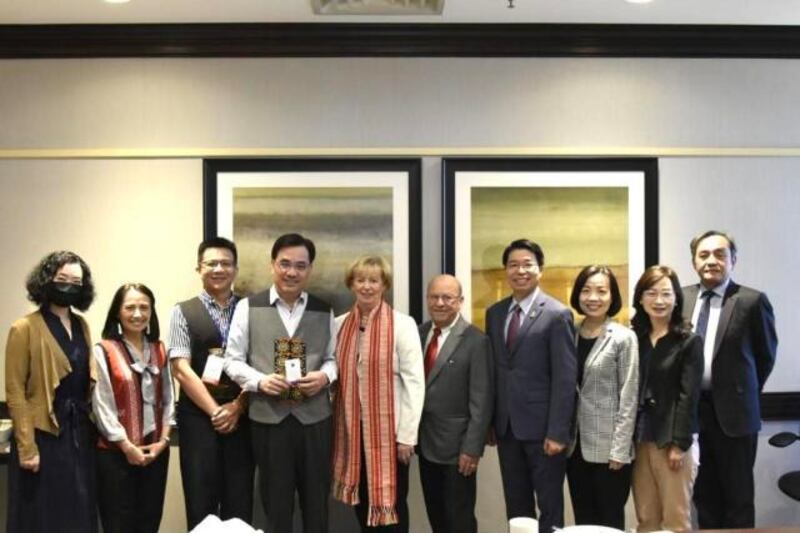 加拿大执政自由党议员史葛洛(Judy Sgro)7月与原住民主委夷将·拔路儿会面。(翻摄自Judy Sgro脸书)