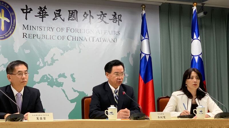 台湾外交部长吴钊燮(中)宣布遭基里巴斯断交。(记者黄春梅摄)