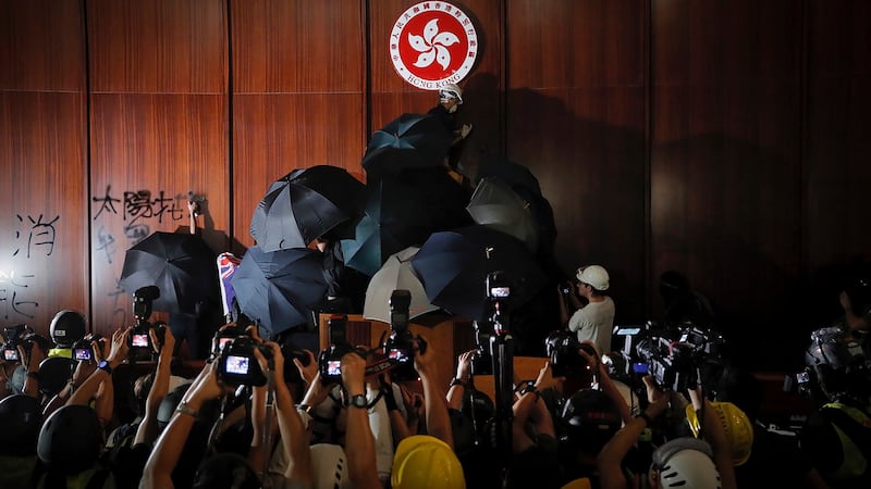 香港民阵发起的“七一”游行,民众在立法会内抗议。(美联社)