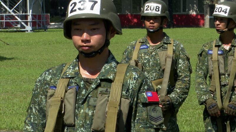 蔡英文1日视察屏东陆军空降训练中心。(记者李宗翰摄)