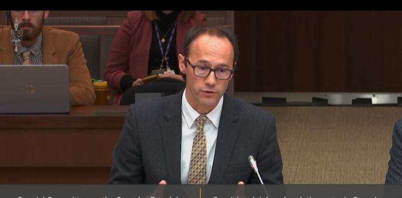 加拿大全球事务部东北亚部门总监埃普 (Weldon Epp) 称已召见中国驻加大使多次,要求停止“警察服务站”活动。 (视频会议截图)