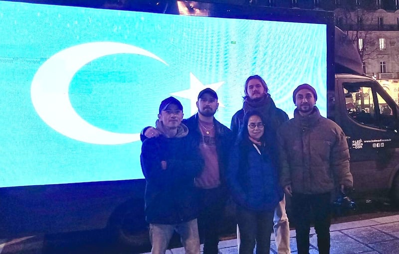 دوكتور دىلنۇر رەيھان خانىمنىڭ تەشكىللىشىدە ياۋروپا ئۇيغۇر ئىنستىتۇتى ئېلان شىركىتى تەشۋىقات ماشىنىسىنىڭ ئۈچ تەرىپىدىكى چوڭ ئېكراندا ئۇيغۇر مەجبۇرىي ئەمگىكىگە دائىر ۋىدىيولارنى قويۇپ، پارىژ كوچىلىرىدا سەككىز سائەت ئايلانغان كۆرۈنۈشتىن بىرى. 2023-يىلى دېكابىر، پارىژ.