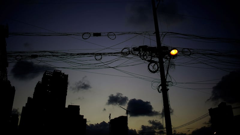 2021 年 10 月 9 日,上海晚上的路灯。(路透社)