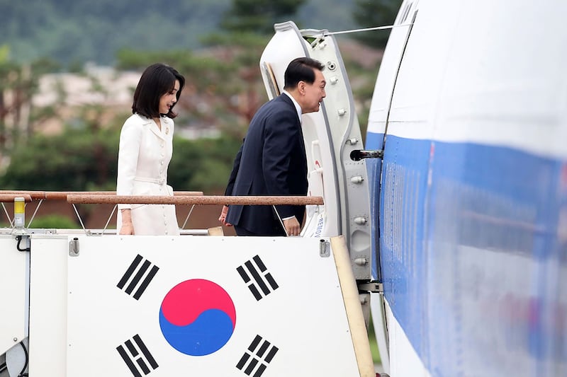 2022 年 6 月 27 日,韩国总统尹锡烈和夫人金建熙在韩国城南首尔军用机场前往西班牙参加2022 年北约峰会。(美联社)