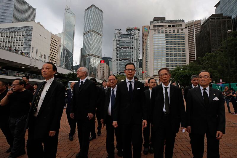 由30位香港法律界选委和法律界立法会议员郭荣铿发起的法律界静默“黑衣游行”,6月6日六点举行。(美联社)