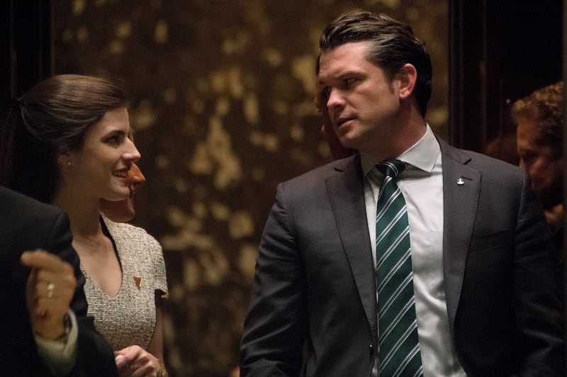 海格塞斯（圖右）（Pete Hegseth）- 國防部長（美聯社資料圖片）