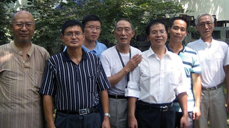 资料图片:(前排左起)朱虞夫、毛庆祥、王荣清、吴义龙、陈树庆等,此照于2010年9月14日吴义龙刑满出狱时所摄(RFA)
