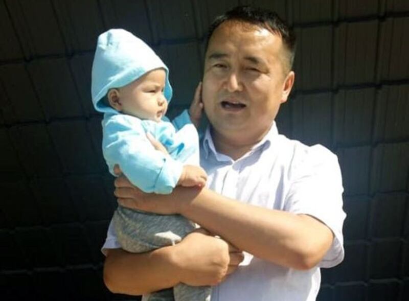 重获自由的赛尔克坚怀抱他人的女孩。(志愿者提供/记者乔龙)