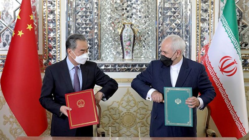 中国国务委员兼外长王毅与伊朗外长扎里夫2021年3月27日签署两国二十五年合作协议(美联社)