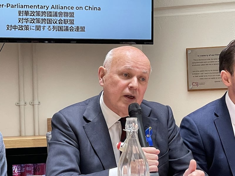 英国保守党前党魁、下议员史密斯(Iain Duncan Smith)形容英国正经历“艰难时期”,批评英国政府的对华态度正在转变。 (吕熙摄)