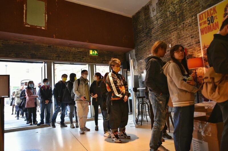 作为香港电影节(英国)的开幕电影,《时代革命》的门票一开售已引起哄动,多次加场仍迅速售罄。在周六(19日)电影节开幕日,开场前一小时,影院外已出现人龙。(主办单位提供)