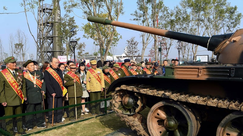 图为,2020年10月19日,一群参加1950-53年朝鲜战争的中国退伍军人,在安徽省亳州市的国防教育基地举行纪念朝鲜战争70周年活动。(法新社)