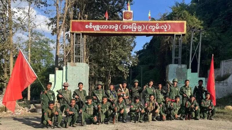 ကွမ်းလုံမြို့ စစ်ကောင်စီဗျူဟာကုန်းအား ညီနောင်မဟာမိတ်တပ်ဖွဲ့များ ၂၀၂၃ ခုနှစ် နိုဝင်ဘာ ၁၂ ရက်နေ့က သိမ်းပိုက်ခဲ့သည်ကိုတွေ့ရစဉ်။ (Photo : The Kokang)
