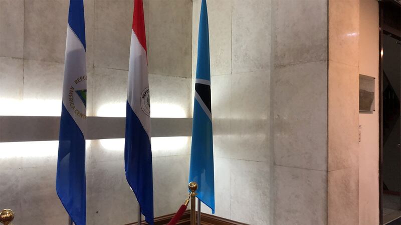 台湾外交部宣布与所罗门断交后,所罗门国旗已被悄然撤离,只剩16国友邦旗帜。(记者夏小华摄)