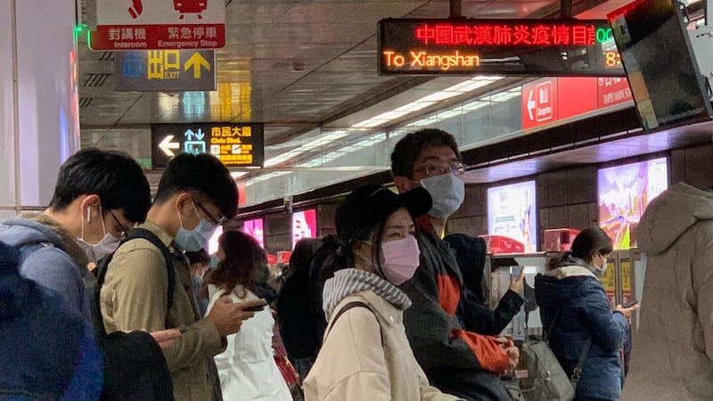 台北捷运已有多数民众戴上口罩。(记者夏小华摄)