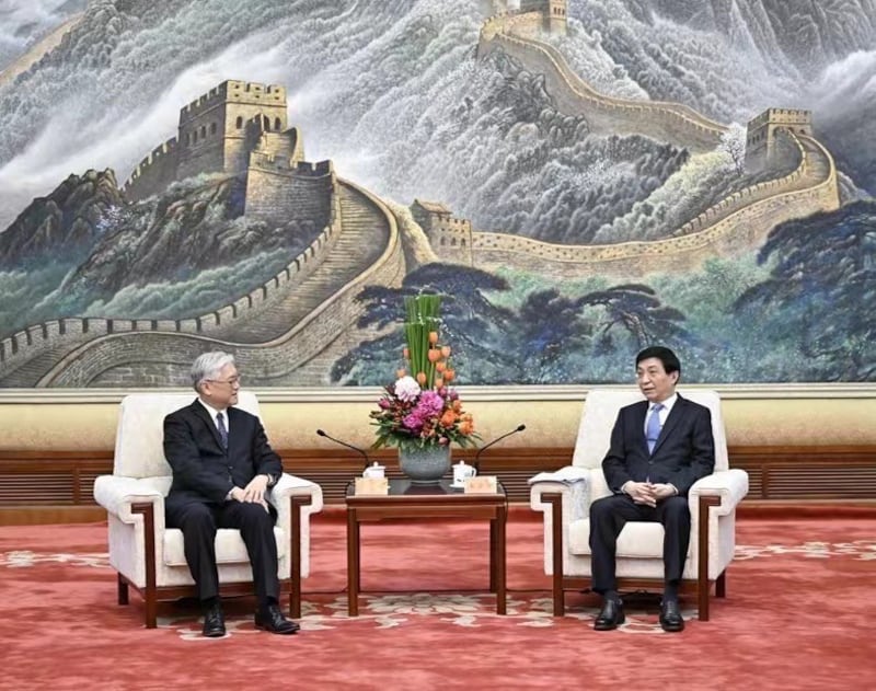 2023年2月10日,中共中央政治局常委王沪宁(右)在北京见中国国民党副主席夏立言(左)访团。(中国国民党提供)