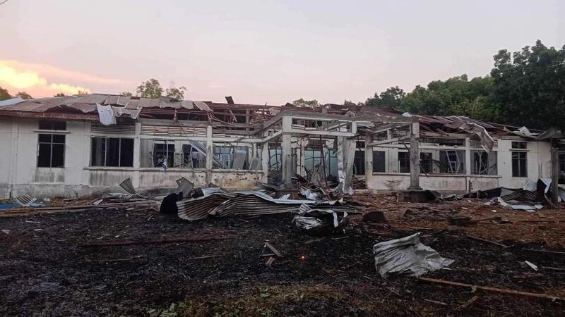 ၂ဝ၂၄ ခုနှစ် မေလ ၈ ရက်နေ့က လေကြောင်းမှ တိုက်ခိုက်ခံရအပြီး ပျက်စီးသွားသည့် တနင်္သာရီတိုင်း သရက်ချောင်းမြို့နယ်က ရငဲကျေးရွာ တိုက်နယ်ဆေးရုံအား တွေ့ရစဉ်။ (ဓာတ်ပုံ - ဒေါနတနင်္သာရီ)