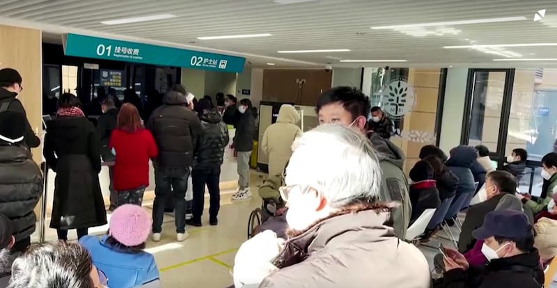 上海市一家医院的发热门诊,摄于2022年12月24日。(路透社视频截图)