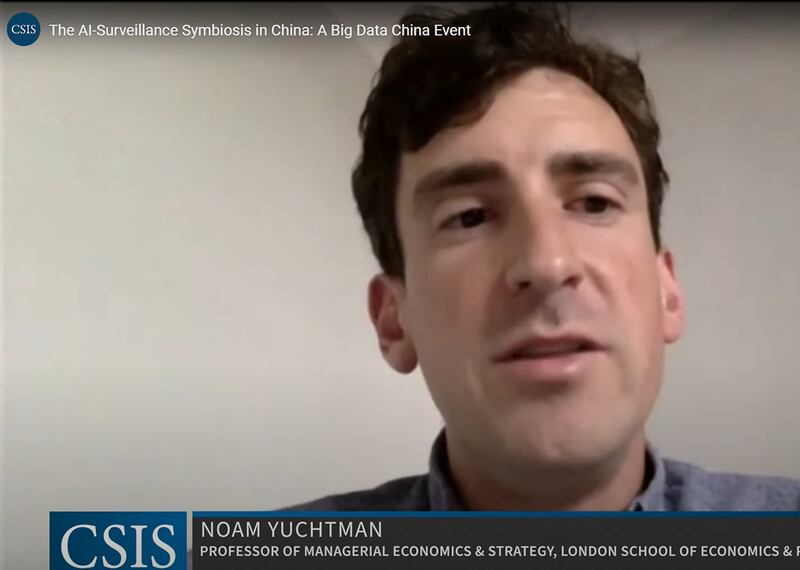 英国伦敦政经学院教授余契特曼(Noam Yuchtman)在27日的线上研讨会上说,“公司与独裁国家合作,为独裁者提供的人工智能服务,并从与政府的合同中受益。”(视频截图)
