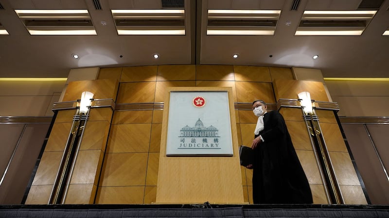 资料图片:1月11日,香港特区2021年法律年度开启典礼后。新任终审法院首席法官张举能抵达新闻发布会。(美联社)