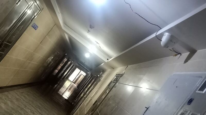 广福教会门口走廊对着摄像头。(志愿者提供/记者乔龙)