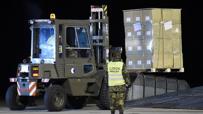 图为,2020年3月22日,捷克士兵在帕尔杜比采巴尔杜比采机场卸下了一架从中国运送100吨以上医疗和防护装备的飞机,以阻止冠状病毒(COVID-19)的传播。(法新社)
