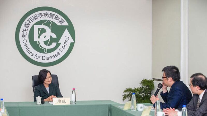 2020年3月19日下午,蔡英文总统视察卫生福利部疾病管制署检验及疫苗研制中心-严重特殊传染性肺炎检验实验室。(总统府提供)