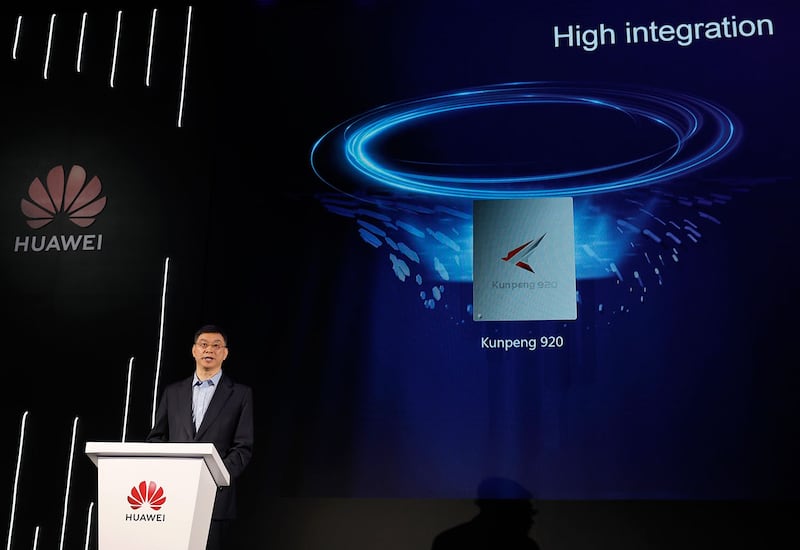 2019年1月7日，华为公司董事、战略研究院院长徐文伟在中国深圳总部发布其服务器芯片鲲鹏920。（美联社）
