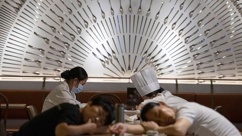 6月社会消费品零售总额仍处於负值区间,下跌1.8%,出乎预期未能扭转跌势。图为工作人员在北京一家购物中心的饭店的桌子上小睡。(AP)