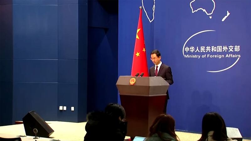 2020年1月13日,中国外交部发言人耿爽在例行记者会上,回应了罗斯被拒入境香港一事。(视频截图/路透社)