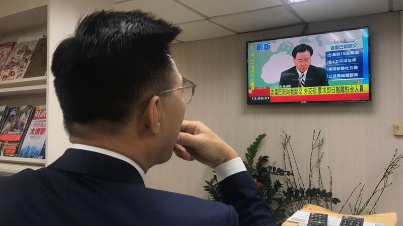 国民党立委江启臣新闻群组,发出江启臣观看外交部开记者会宣布基里巴斯断交新闻。(江启臣办公室提供)