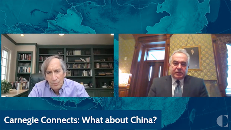 2022年1月6日,美国国安委员会印太事务协调员库尔特·坎贝尔(右)接受卡内基基金会采访。(视频截图)
