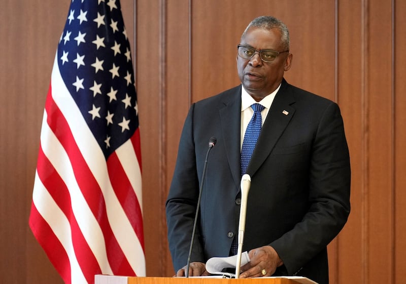 美国国防部长奥斯汀（Lloyd Austin）展开任内对印太地区的第7次访问。6月1日，奥斯汀在东京与日本防卫大臣滨田靖一会谈。（路透社视频截图）