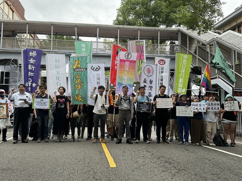 超过40个台湾的民间团体集结在立法院外,联合举办“国会滥权,民主倒退,公民抢救,立院集结”行动。(记者 黄春梅摄)