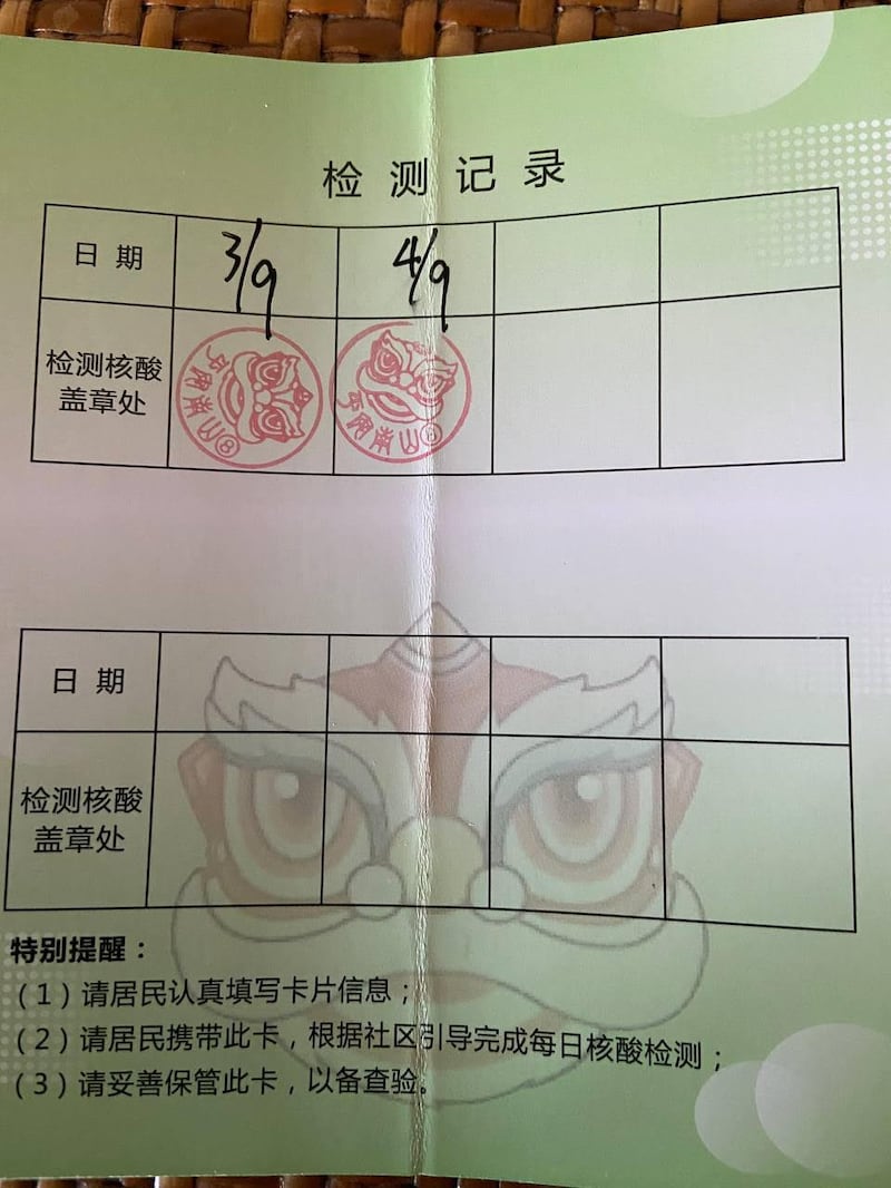 深圳福田封控区居民被要求持证出门,一次两个小时。(网络图片/古亭提供)